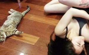 搞笑吧：果真是一家人，睡觉姿势都雷同