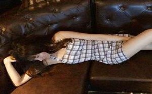 KTV美女这姿势不知迷倒多少男人