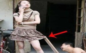 大哥还真是机智啊！妹子下面瞬间曝光