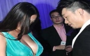女人的胸太大竟成为男人研究的对象