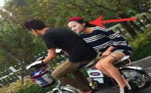 社会百态图片：带着面皮女子上路