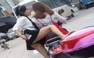 妹子，穿超短裙坐摩的小心下面曝光哦