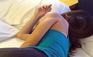 晚上回家看到老婆睡成这样是几个意思？