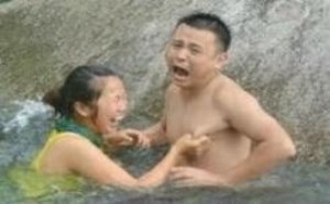可怜的小咪咪，被妹子欺负成这样