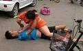 街拍女汉子打男人引众人围观图片
