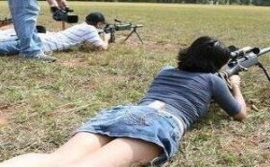翘臀后进撸管图：有眼福的美女打枪的姿势