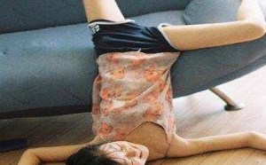 美女是有多久没睡觉了，真是佩服这姿势也能睡着