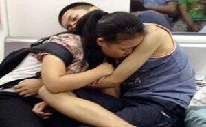 地铁上惊现一男一女少儿不宜大胆睡觉姿势