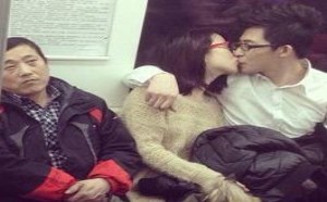 亲嘴请到一个无人的地方亲嘛，大叔都看不下去了