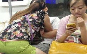 妹子别忘记了这是地铁上哈 车上很多人看着你哦
