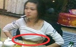 卷起衣服叼着烟的妹子就是霸气啊
