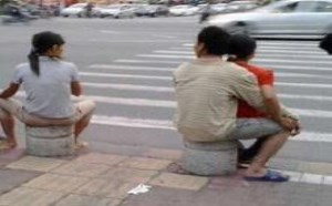 老处女摸着香蕉说：别慌,一个一个来上！