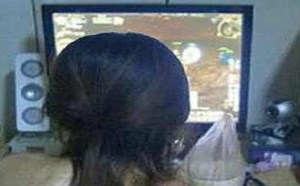 天热把衣服脱光了打游戏的美女图片