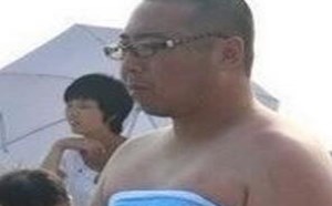 校园门口情侣间秀恩爱羞色的画面图