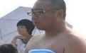校园门口情侣间秀恩爱羞色的画面图
