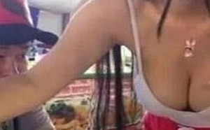 美女你在男人面前晃动，让人怎么能安心吃饭啊