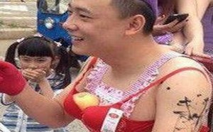 带着胸罩上街的男人爆笑图片