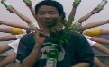 男生恶搞版啤酒瓶千手观音图片