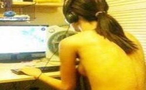 真人版女人玩COS游戏不穿衣服内涵图