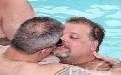 游泳男子各自沉寂在自己的幸福生活中