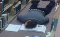 看书看到昼夜不分的男子