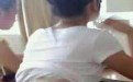 小美女受不了没空调直接拔起上衣解热