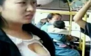 妹子别把迷人大胸暴露出来 小哥哥都流鼻血啦