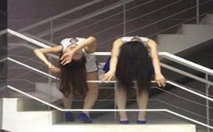 两美女这是什么情况，挺会玩哦