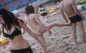沙滩比基尼女汉子狠狠的踹男人，就是与众不同