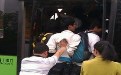 大热天的公交车挤爆了，你还愿意上车吗？