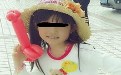 小女孩，是谁给你的气球，看起来有些邪恶哦