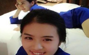 床上美女的POSS摆得不错 只可惜被抢了镜头