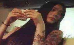 一看这身纹身，就知道美女是社会中人