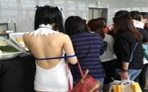 露背美女是专门过来买香蕉的吗？
