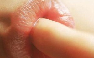 美女吸吮手指的样子太销魂性感图片