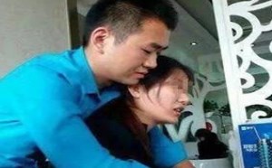 小心男子帮你背后的目的，菇凉你被看光光了