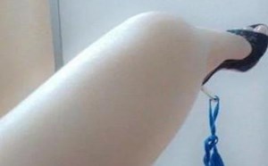 美女鞋上挂着什么东西，去干了什么来