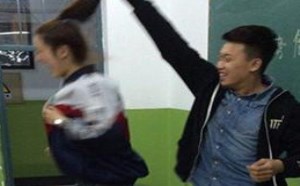 女学生和男老师在教室里玩的哪一出哦