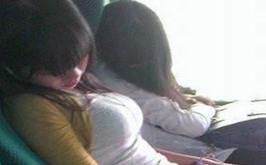 大胸美女睡个觉都那么自信满满的