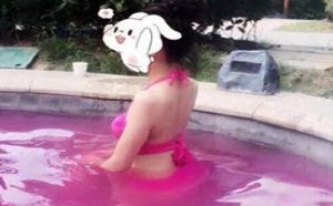 美女来大姨妈把温泉的水都染成红色啦