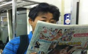 大叔，看这种成人美女报还是偷偷在家里看比较好