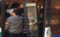 被挤爆了的公交车，超级危险啊！