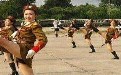 朝鲜女兵提起腿让你看下面的秘密