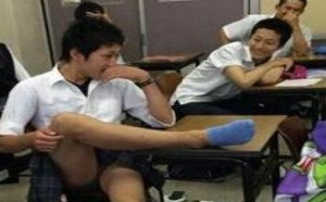 社会百态图片：骚气十足的男大学生