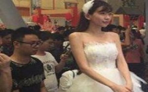 美女穿裙子一定要穿安全裤，小心中暗器
