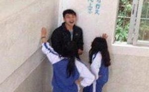 长得帅就是了不起，同时被两个女同学壁咚