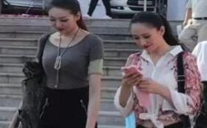 美女的大长腿P得过分了吧，看起好假