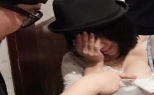 大胸妹子的胸露出被两男人摸来摸去