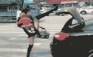 女汉子妈咪一字马关后备箱霸气gif动态图片