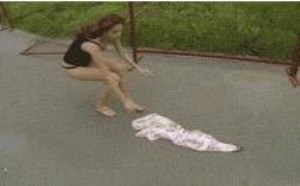 美女骑车裙子飞跑了，这下尴尬啦